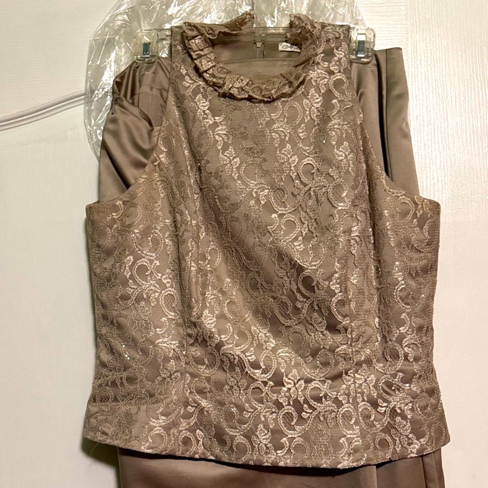 Chic Sleeveless Beige Wedding Dress - Picture 2 of 5